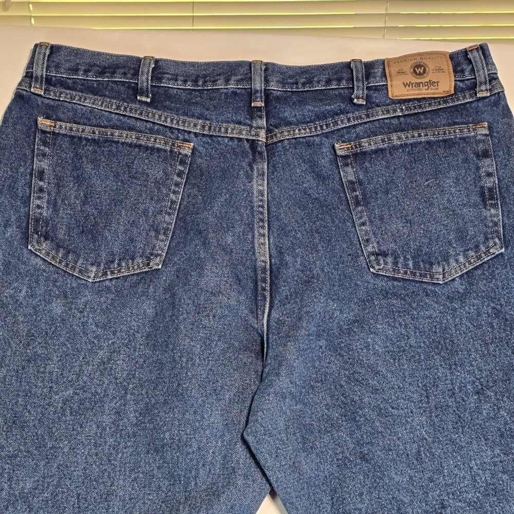 Wrangler Authentics Mens Relaxed Fit Jeans 42x30 Medium Wash Blue Denim 97601DR - Picture 8 of 16